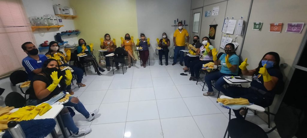 O treinamento conta com as presenças de agentes de Serviços Gerais do órgão municipal e funcionários de uma empresa terceirizada de limpeza