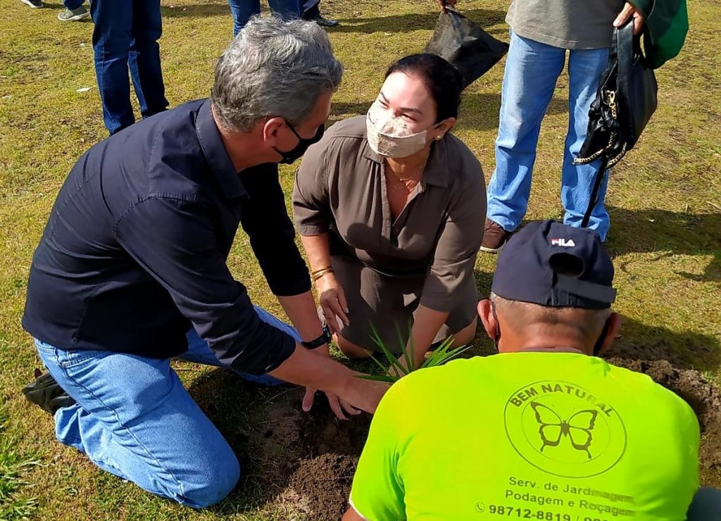 A presidente do IPMB, Edna D'Araújo, participou do plantio juntamente com secretários municipais