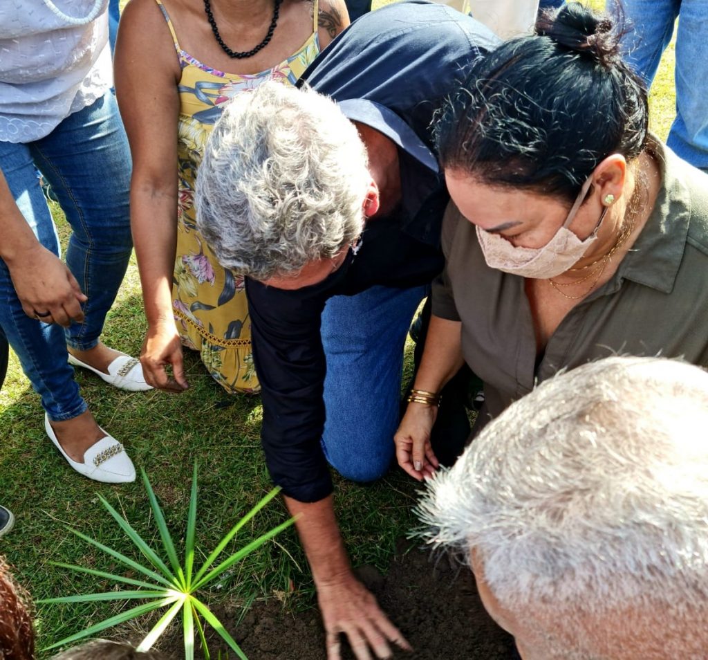 A presidente do IPMB, Edna D'Araújo, participou do plantio juntamente com secretários municipais