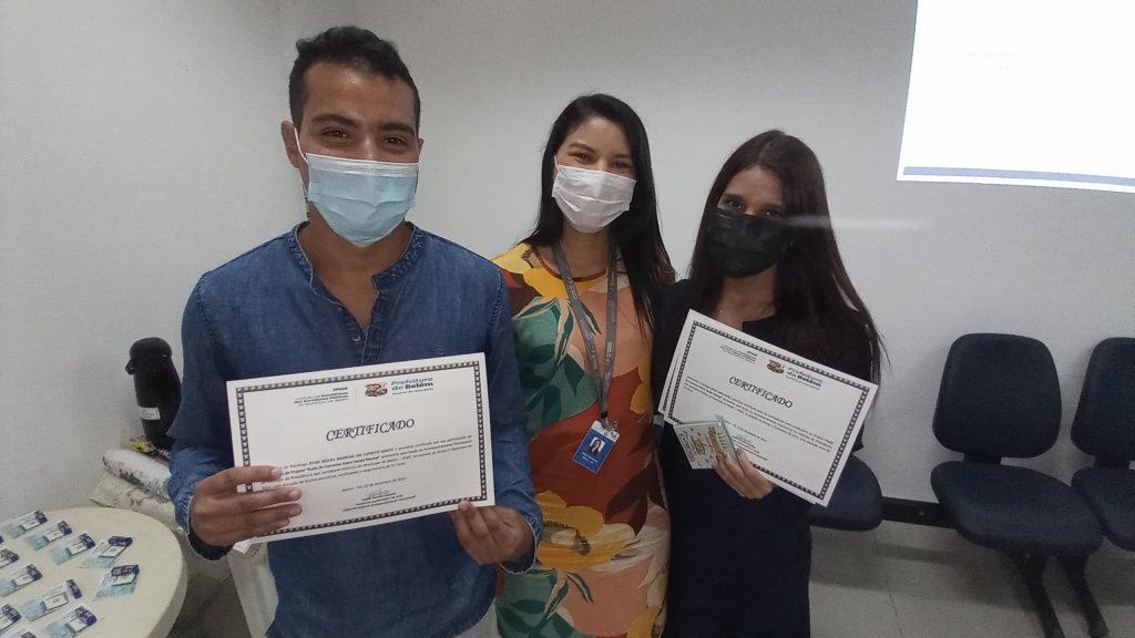 Psicólogos Ryan e Erika receberam certificados das mãos de Gisele Batalha, chefe da Seção Psicossocial.