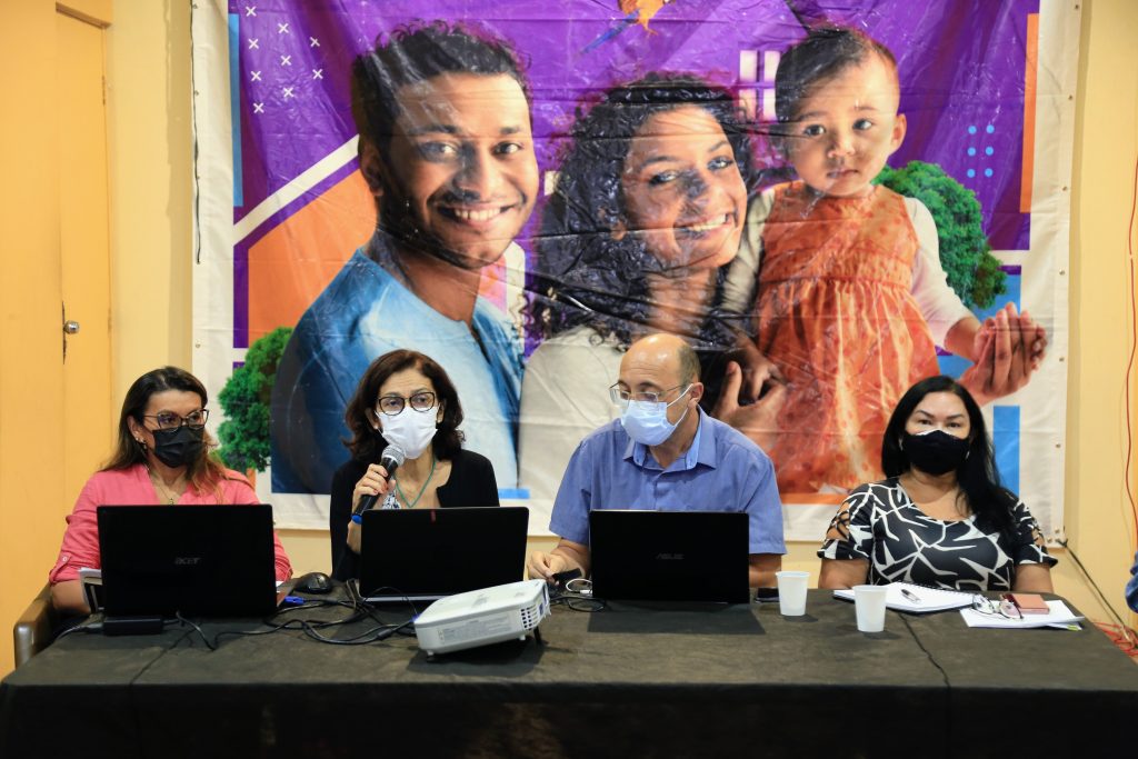 Dirigentes municipais em mesa de negociação com representantes de entidades dos servidores na tarde desta terça-feira, 30