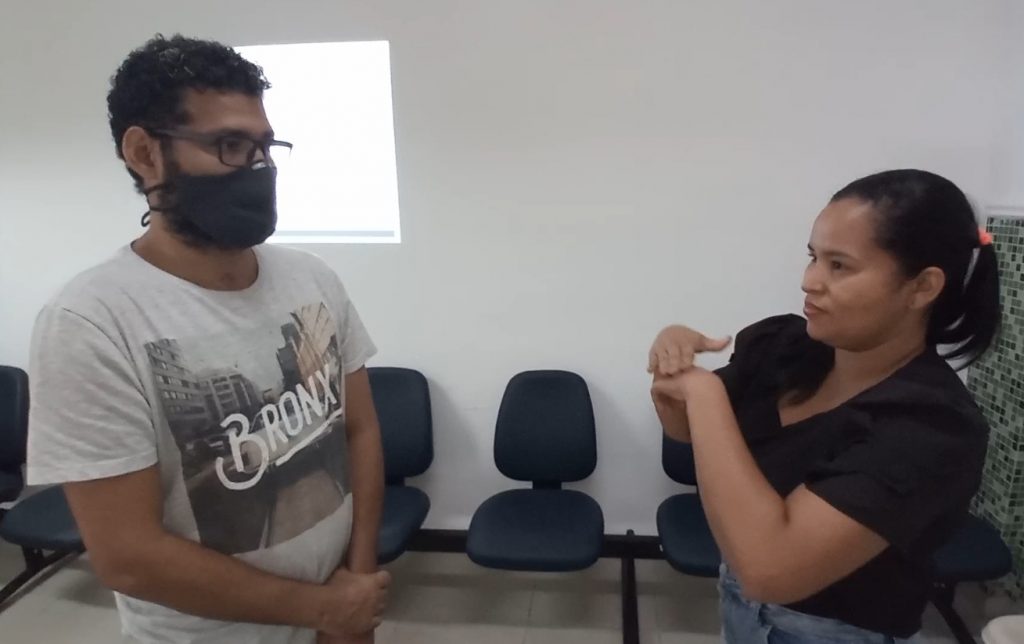 Flavio Nascimento se comunicou por intermédio da intérprete Ana Catarina Miranda.