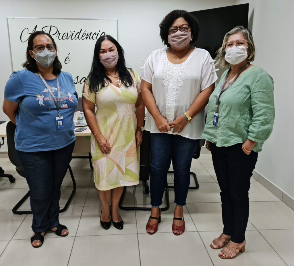 Ana Valeria (de branco) foi recebida pela presidente do Instituto, Edna D'Araújo (de amarelo), acompanhada de integrantes da equipe de trabalho do IPMB.