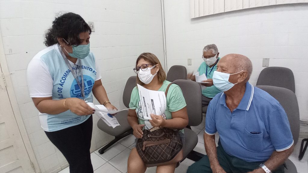 Assistente social presta orientações sobre a previdência municipal.