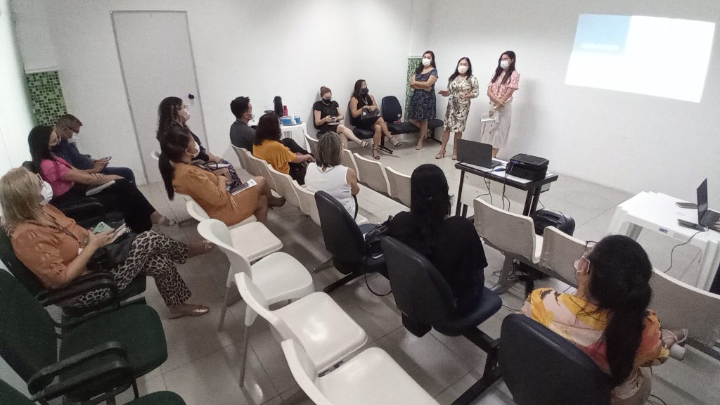 Integrantes da comissão organizadora do projeto conversam com servidores sobre o projeto.