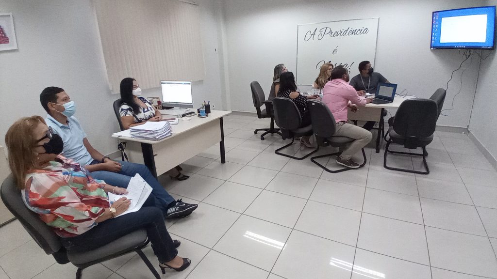 Reunião por videoconferência na sede do IPMB.