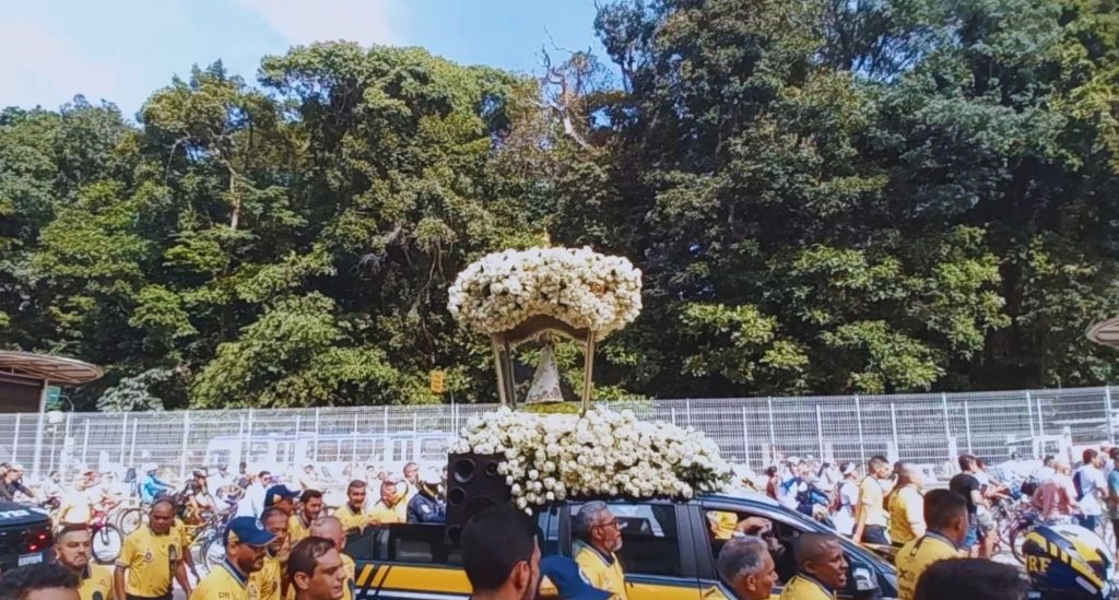 Passagem da berlinda da Virgem de Nazaré em frente ao IPMB.