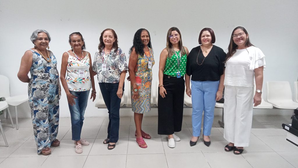 Participantes do projeto com assistentes sociais.