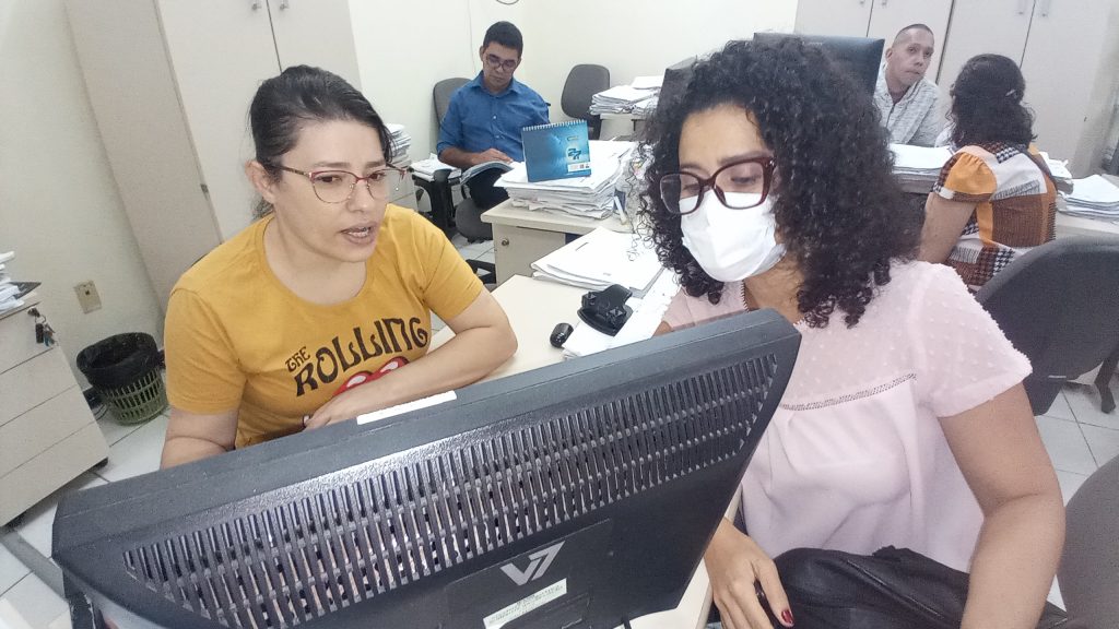 Técnica previdenciária Flavia Coelho atendeu professora Livia de Araujo