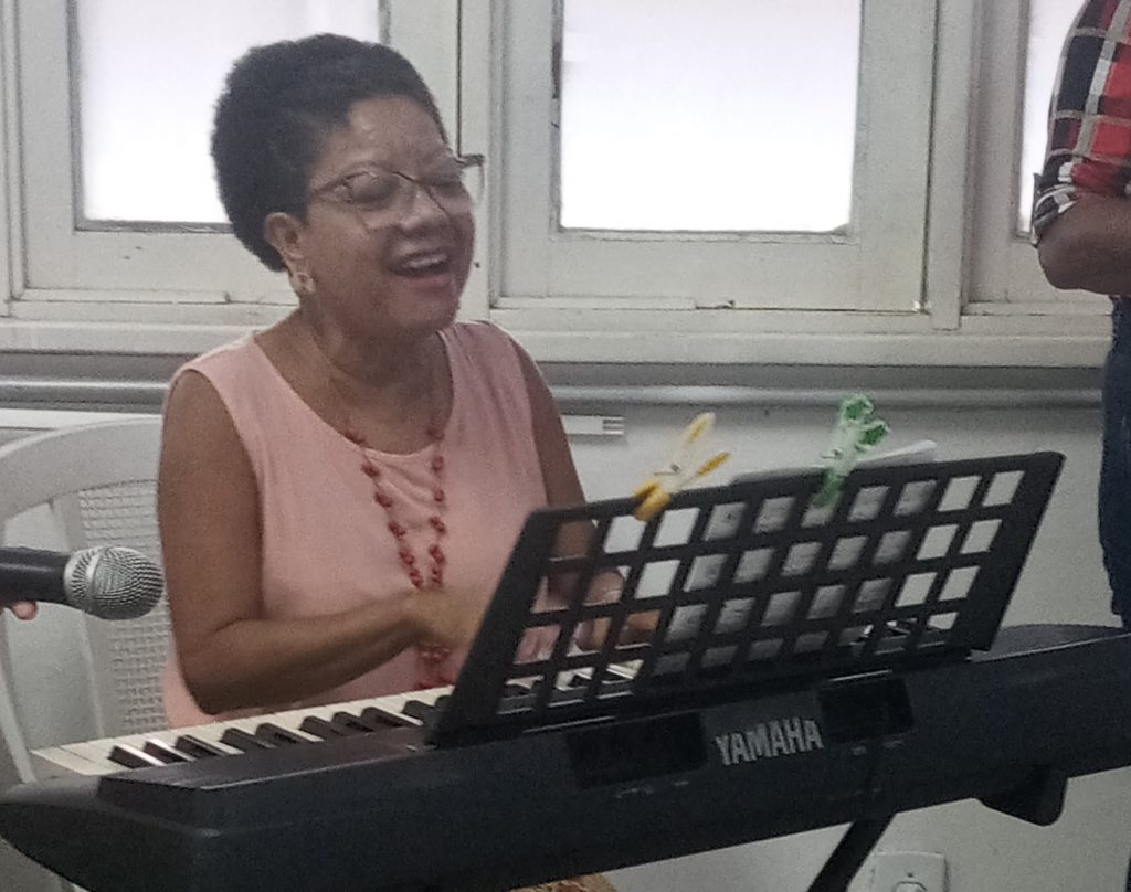 Joana D'Arc deu aula de canto e interpretou músicas