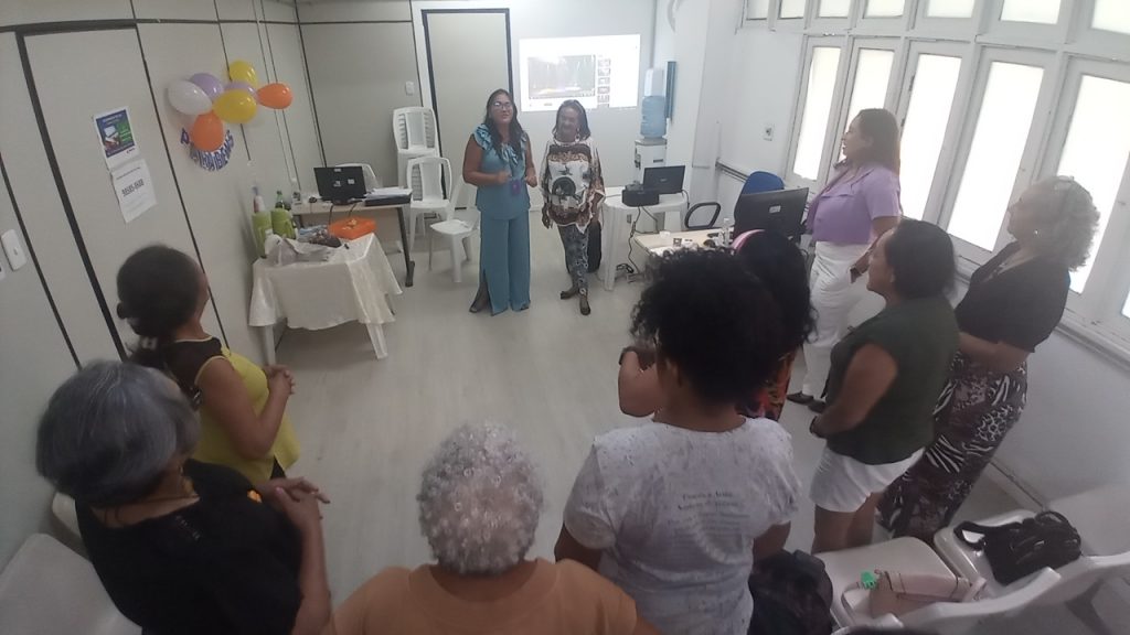 Aposentada Conceição Macedo fez apresentação cultural e foi homenageada por mais um ano de vida.