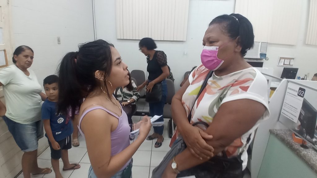 Servidora municipal Severina Costa (à direita) recebeu orientações durante o projeto.