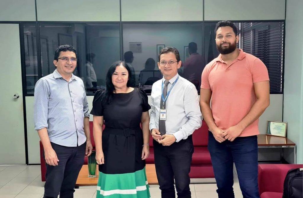 Representantes do INSS e a presidenta do IPMB, Edna D'Araújo, na Gerência Executiva do instituto federal, em Belém