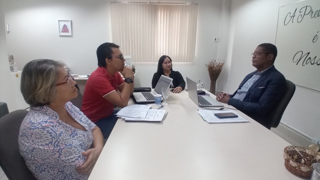 Auditor Marisalvo da Silva (de azul), com a presidenta Edna D'Araújo; o diretor do NUSP, Marvyn Valente, e a diretora Sulamita Rodrigues.