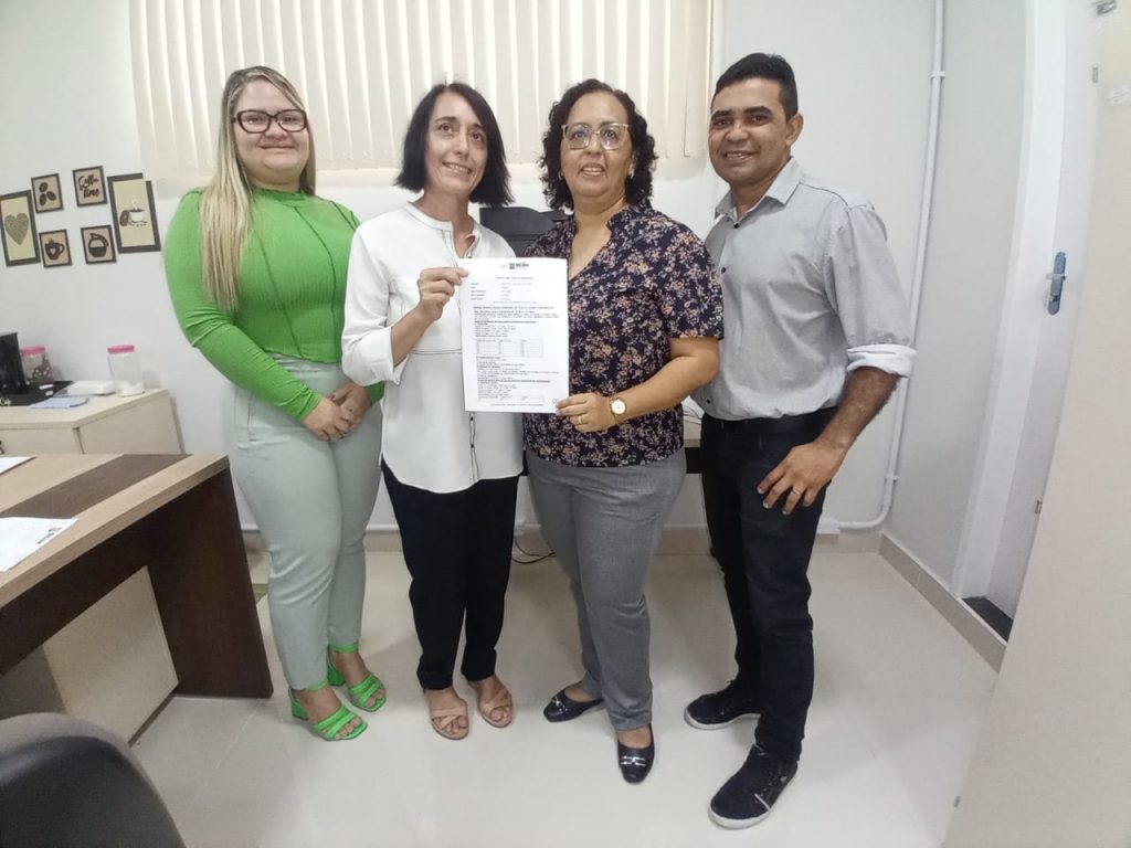 A nova aposentada (de branco) ao lado dos servidores do IPMB Valeria Fidellis, Alexandre Barbosa e Bianca Cardias.