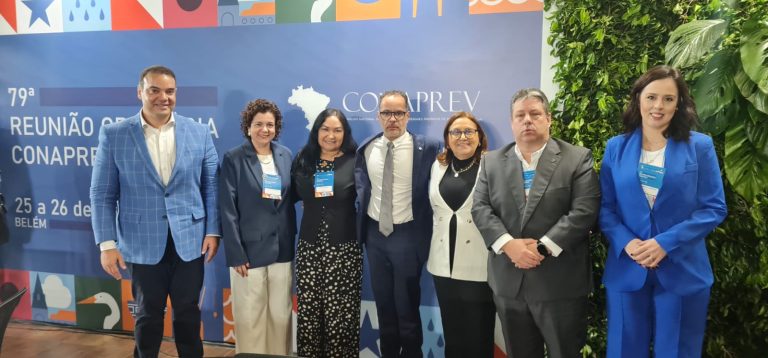 Presidenta da BELÉMPREV, Edna D'Araújo, entre a presidenta da Manausprev, Daniela Benayon, e o presidente do CONAPREV, Allex Albert Rodrigues