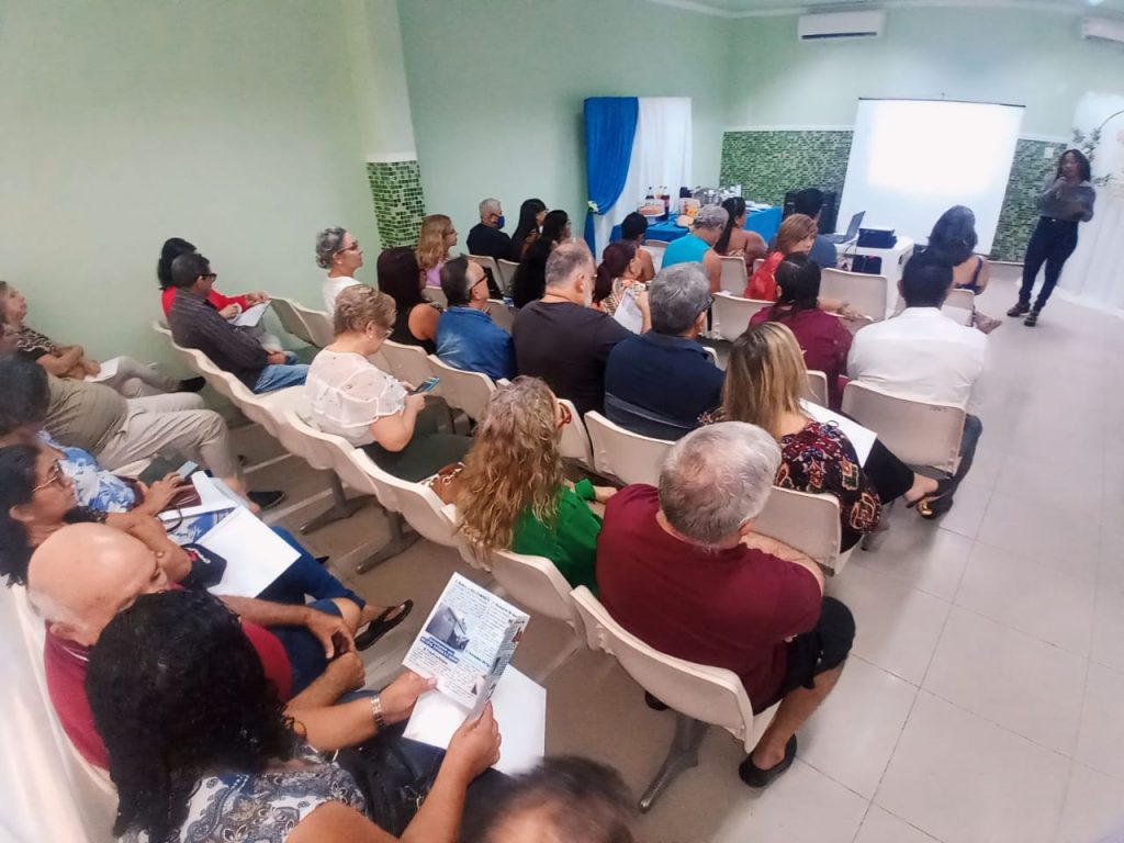 Clenice Soares, coordenadora do projeto, faz abertura do evento