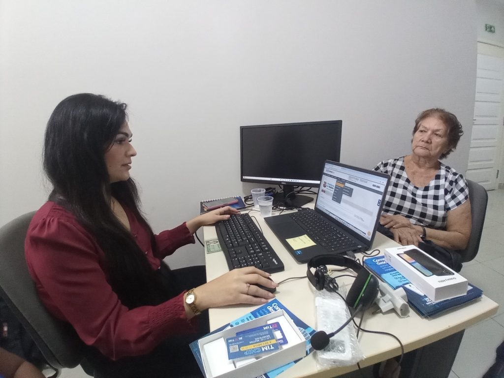 Segurada recebe orientações durante atendimento