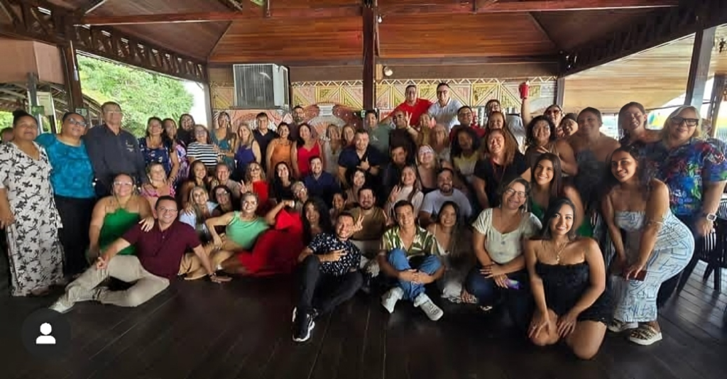 Servidores reunidos em confraternização de Natal e Fim de Ano
